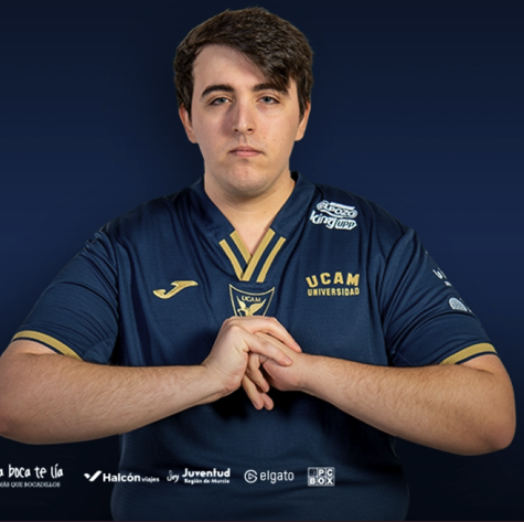 Gromix con la camiseta de UCAM Universidad Esports
